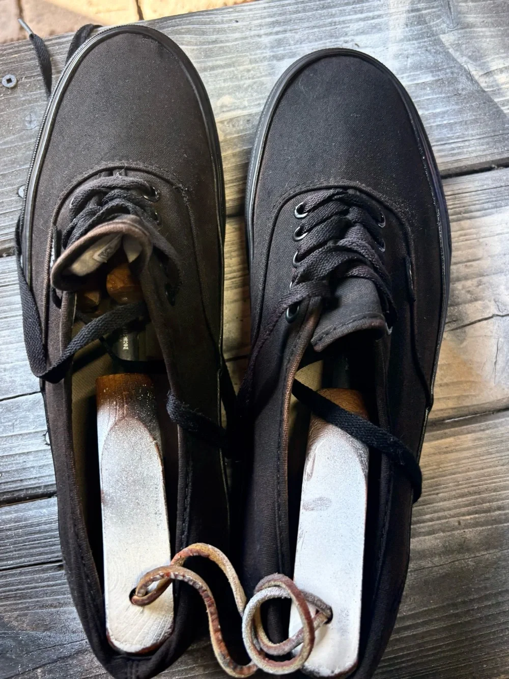 Black canvas lace up sneakers in US 10.5 #skateboarding #canvas
